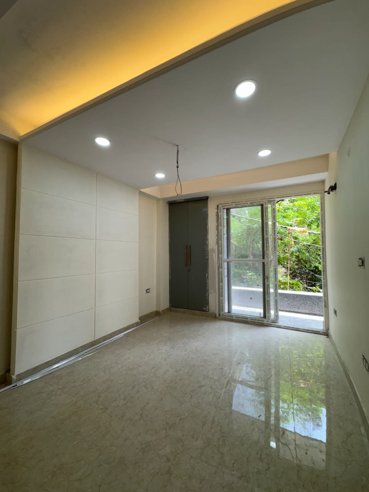 Luxurious 4BHK Top Floor Flat in Chhatarpur – Prime Location spotlight image